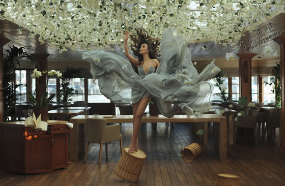 教你如何拍悬?。浩∪讼窈笃诖蠼颐?/></p>
<p>　　↑ 如此优美的飘浮感，多半需要靠PS大神赐于神力外，也需要多多练习。</p>
<p><strong>　　入门级：去除支撑物法</strong></p>
<p>　　想入门超现实飘浮人像创作，不妨从这里开始，因为这个手法相对其他比较简单且不复杂，后期制作起来也比较容易。主要是先将拍摄主体利用各种支撑物摆出想要的飘浮姿势进行拍摄，再通过Photoshop将画面中的支持物去掉。操作时，建议将相机固定在脚架上拍摄，除了拍摄主要作品画面外，还要另外拍一张纯场景照，用于后制补景之用。</p>
<p align=