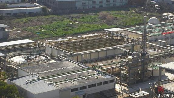 战疫·南湖丨无人机巡查 实现抗疫环?！傲讲晃蟆?/></p>
<p>　　新颖的无人机巡查不仅有效避免了人与人之间的密切接触，大大降低了防疫特殊时期面对面检查、人员聚集带来的传染风险；还大大减少现场检查频次，优化企业营商环境，深化生态环境监管服务，做到“无事不扰”。同时，无人机巡查的高效率，可以弥补在抗疫特殊时期执法人员不足的问题。</p>
<p align=