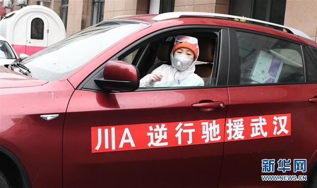 雨衣妹妹：疫情不走，我不走！