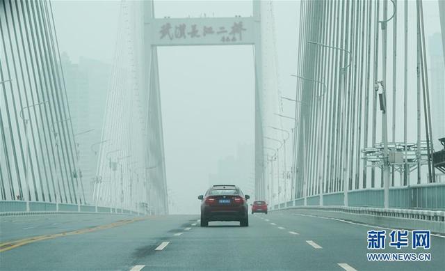 雨衣妹妹：疫情不走，我不走！