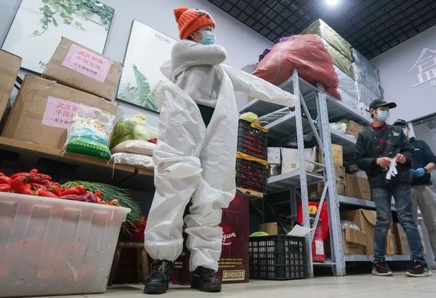雨衣妹妹：疫情不走，我不走！