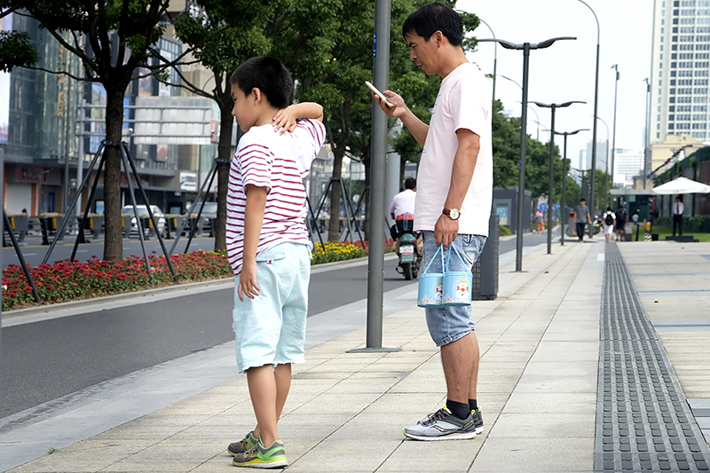 手机和娃，哪个才是你“手心里的宝”？