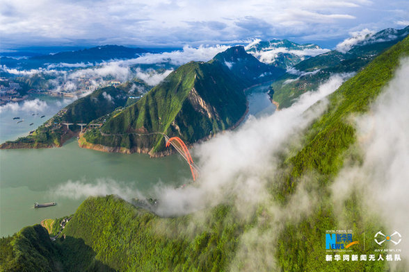 【“飞阅”中国】航拍雨后三峡云雾奇观：青山如黛，云雾如烟