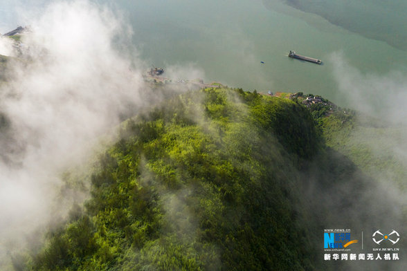 【“飞阅”中国】航拍雨后三峡云雾奇观：青山如黛，云雾如烟