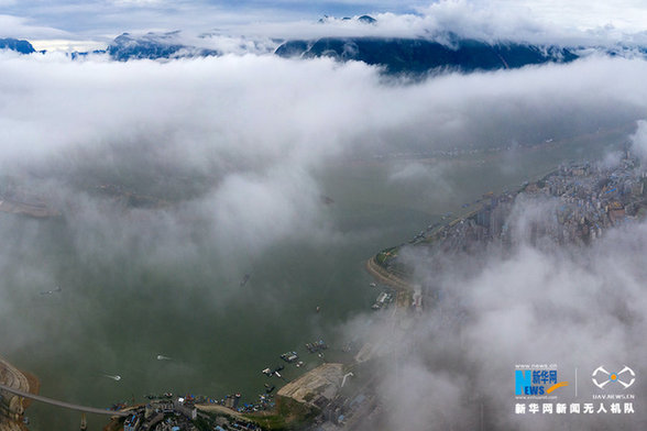 【“飞阅”中国】航拍雨后三峡云雾奇观：青山如黛，云雾如烟