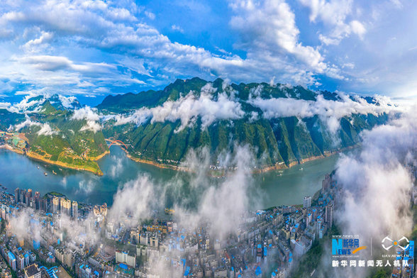 【“飞阅”中国】航拍雨后三峡云雾奇观：青山如黛，云雾如烟