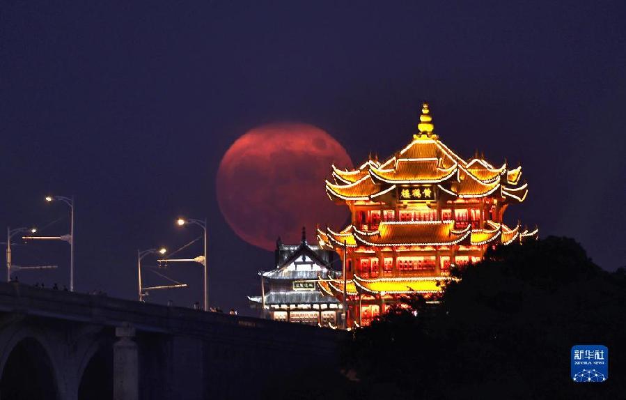 诗意中国——平分秋色一轮满，长伴云衢千里明