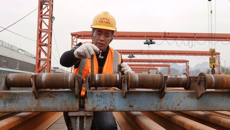 除夕，他们奋战在贵南高铁建设工地