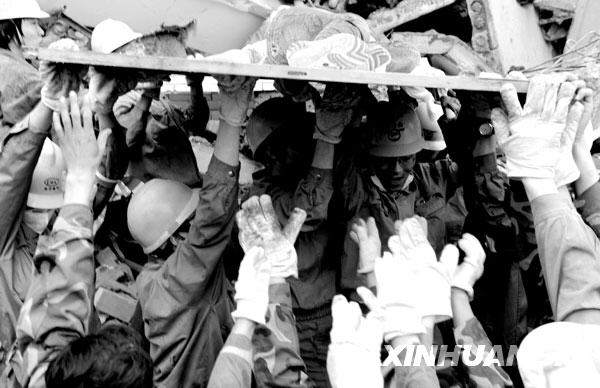 2008年5月13日，在四川绵竹市汉旺镇一所中学内，救援人员经过十几小时的艰苦努力，终于从废墟中救出一位女学生。