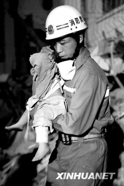 2008年5月14日晚，消防抢险队员在四川绵竹市汉旺镇将1岁女孩沈天奇从废墟中救出。沈天奇和外祖母江义俊在废墟中顽强存活50多个小时后，被消防抢险队员成功救出。