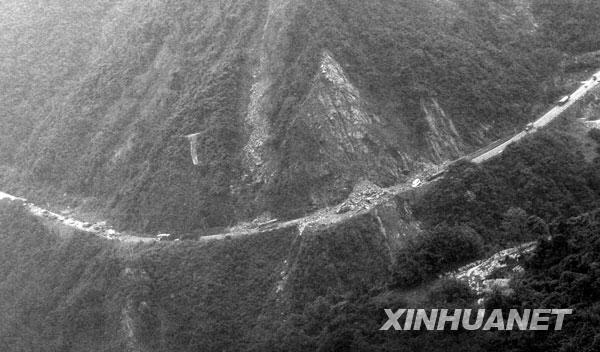 这是2008年5月14日航拍的因山体滑坡而导致中断的成都通往汶川的交通要道照片。