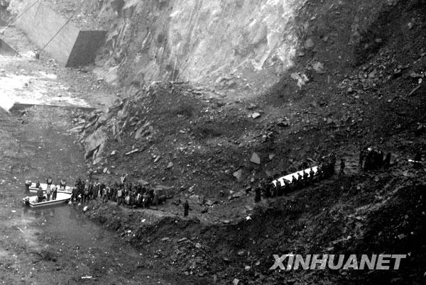 2008年5月13日，解放军某部官兵和成都武警官兵正在位于都江堰市与汶川县交界处的紫坪铺大坝下面，设法利用冲锋舟从水路进入汶川县映秀镇进行紧急救援。