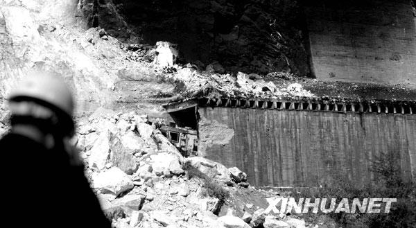 汶川地震发生时，21043次货物列车正行驶在甘肃徽县境内宝成铁路150公里835米处的109号隧道中，地震导致隧道山体崩塌，8.5万方土石掩盖了这一区段铁路、公路和河流，21043次货物列车因此脱线，12节装运汽油的罐车被埋在隧道中并起火燃烧。这是2008年5月14日，109号隧道塌方抢险取得进展，火车头从隧道口露出。