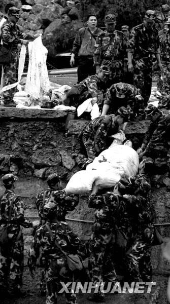 2008年5月13日，在四川绵阳市北川县，救援人员正在运送伤员。