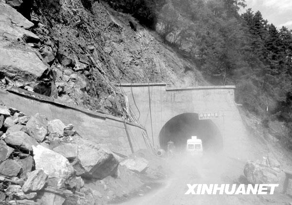 2008年5月15日，救援车辆通过杂谷脑隧道，从马尔康向理县进发。尽管余震不断，道路严重堵塞，各方仍在积极打通通往汶川、理县、茂县灾区的道路，在这条危险重重的灾区交通“生命线”上，救灾人员、医护人员、物资运输人员、记者等在冒着生命危险向前挺进。