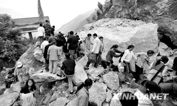 2008年5月13日，北川县受灾群众在撤离被地震破坏的北川县城。