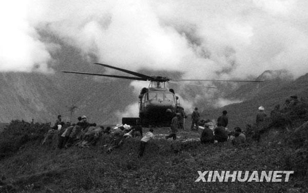 2008年5月14日，解放军直升机携带救援物资抵达汶川地震震中——汶川县城附近的山顶。